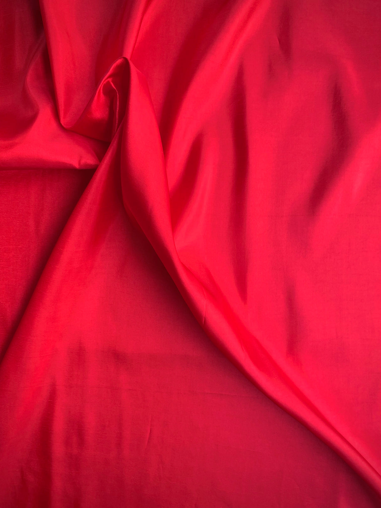 Rød.
Rytmeflag til rytmisk gymnastik, herunder både holdgymnastik og individuel gymnastik, dans, børnerytmik, motorik, bevægelseslege, træning og opvisning. Gymnastik håndredskab med flot visuel effekt. Rytmeflaget laver smukke, bølgende bevægelser