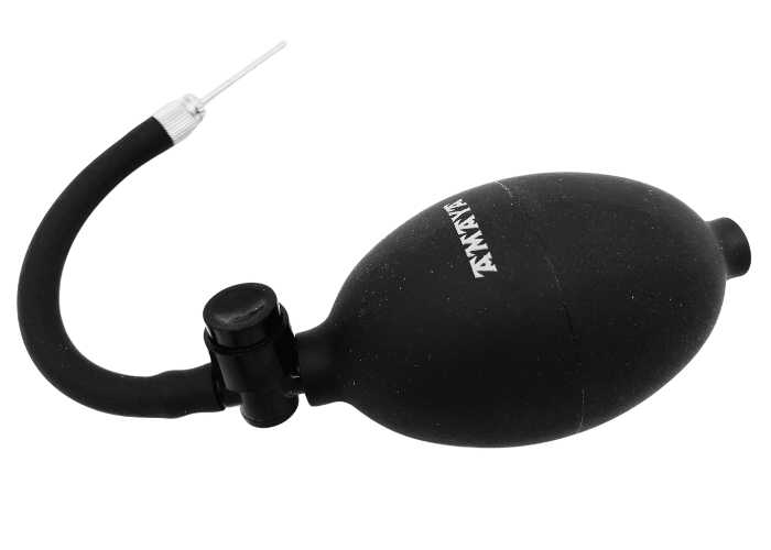 Håndpumpe fra Amaya til rytmisk gymnastikbolde.
Fremstillet af blød plast. Nem betjening. Indvendig ventil til at lede luften. Drej på skruen for at vælge, om der skal luft ind til oppustning eller ud til udtømning.
Lille, smart og funktionel.