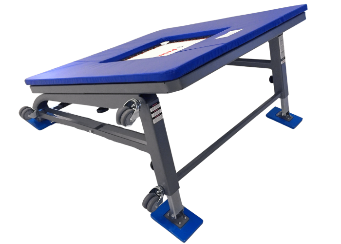 FALCON® minitrampolin fra Pelany fås i 3 forskellige modeller - til børn, junior og senior, med 32, 36 eller 40 fjedre.
Skridsikre fødder.
Pelany 2-string dug.
Stærke fjedre, med uovertruffen springkraft.
Fleksibel tilpasning af springvinkel, 4 højde