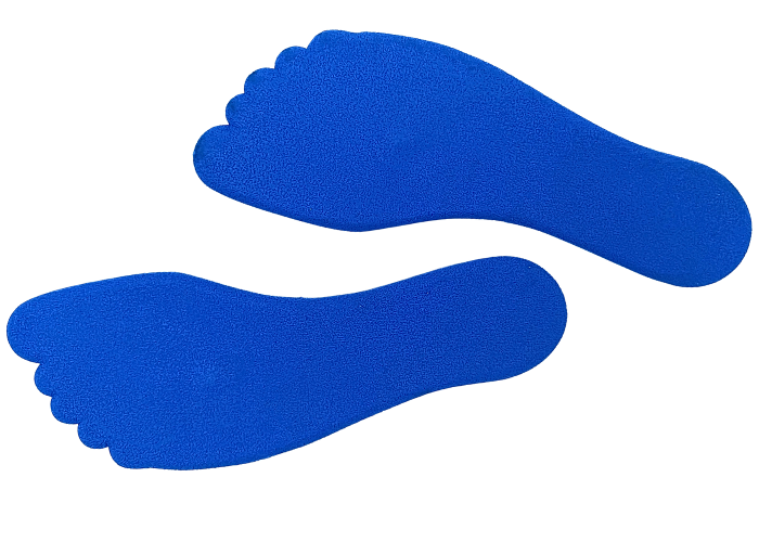 Sæt bestående af en venstre- og en højre fod.
Lyseblå markeringsfødder i skridsikkert gummi, fødderne har nubret bagside som sikre at de ligger fast på gulv eller redskab.
Markeringsfødder er velegnet til indlæring af korrekt fodstilling i forskell