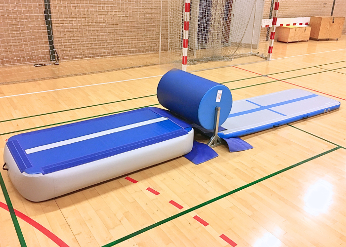 FlikFlak Træner er den perfekte flik trainer til indøvelse af specielt flik-flak, men den kan også bruges til kraftspringstræning.
Børnene elsker den og gør træningen sjov. FlikFlakmaskinen er flik traineren som giver gymnasten mange gentagelser ude