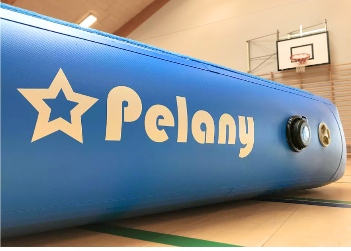 Airtrack Pro 30 cm er et airtrack som henvender sig til gymnastikforeninger, efterskoler og skoler. Der er masser af spring og effektfuldt afsæt til alle aldersgrupper. Hårdhed kan let og hurtigt tilpasses gymnasternes alder og niveau. Findes i 2 me