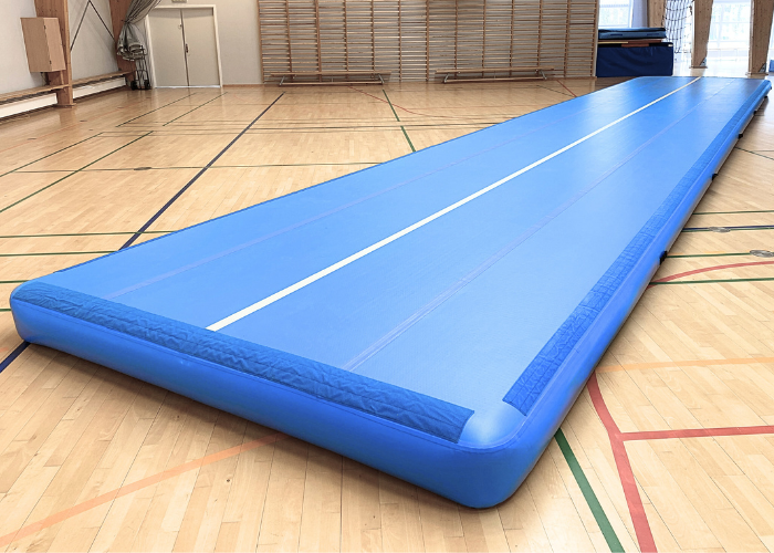 Airtrack Pro 30 cm er et airtrack som henvender sig til gymnastikforeninger, efterskoler og skoler. Der er masser af spring og effektfuldt afsæt til alle aldersgrupper. Hårdhed kan let og hurtigt tilpasses gymnasternes alder og niveau. Findes i 2 me