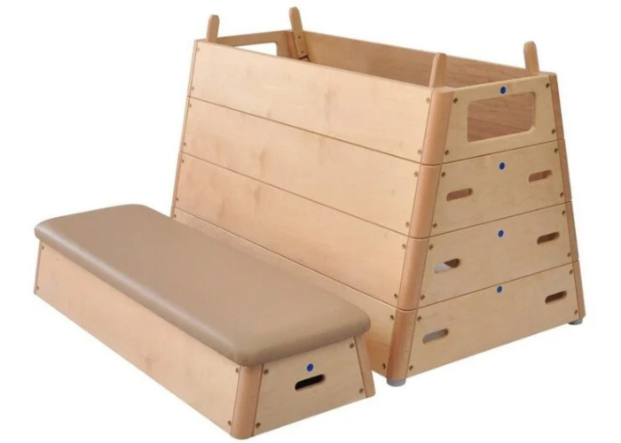 5-sektions trapezformet træplint.
Kassesektionerne er fremstillet af 18 mm tyk krydsfiner og udstyret med fuldt sammenlåste hjørneblokke i massivt bøgetræ, der er monteret i hver sektion. Alle træelementer er behandlet med superstærk klar lak.
Den