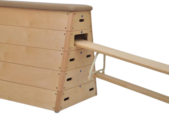 5-sektions trapezformet træplint.
Kassesektionerne er fremstillet af 18 mm tyk krydsfiner og udstyret med fuldt sammenlåste hjørneblokke i massivt bøgetræ, der er monteret i hver sektion. Alle træelementer er behandlet med superstærk klar lak.
Den