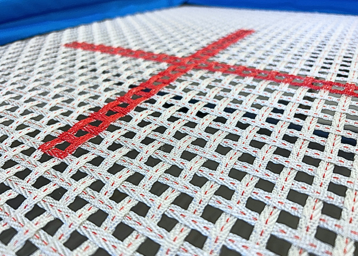 Boost Board Hawk.
Ergonomisk udformet minitrampolin til kraftfulde afsæt.
Velegnet til børnespring, da den er let at hoppe op i for de mindste.
Skridsikker fødder og med transporthjul.
Højderegulering fra ca. 26-32 cm
Open-end model.