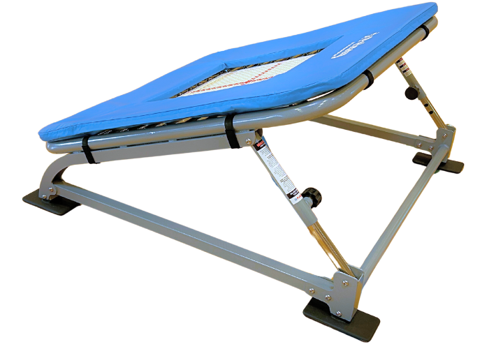 Minitrampolin FALCON® XS - Børnetrampolin fra Pelany.
Designet til at opfylde alle krav og forventninger til den perfekte børnetrampolin.
Minitrampolin FALCON® XS fra Pelany kan højdeindstilles i skråfunktionen/hældningen, således at springeffekten k