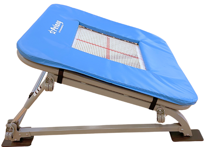 Minitrampolin FALCON® XS - Børnetrampolin fra Pelany.
Designet til at opfylde alle krav og forventninger til den perfekte børnetrampolin.
Minitrampolin FALCON® XS fra Pelany kan højdeindstilles i skråfunktionen/hældningen, således at springeffekten k