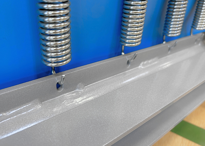 Minitrampolin FALCON® XS - Børnetrampolin fra Pelany.
Designet til at opfylde alle krav og forventninger til den perfekte børnetrampolin.
Minitrampolin FALCON® XS fra Pelany kan højdeindstilles i skråfunktionen/hældningen, således at springeffekten k