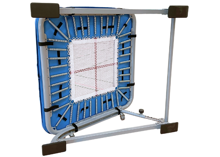 Minitrampolin FALCON® XS - Børnetrampolin fra Pelany.
Designet til at opfylde alle krav og forventninger til den perfekte børnetrampolin.
Minitrampolin FALCON® XS fra Pelany kan højdeindstilles i skråfunktionen/hældningen, således at springeffekten k