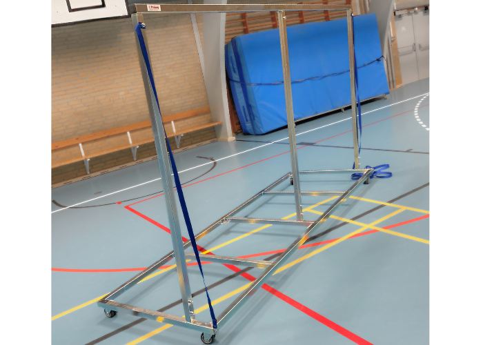 Måttevogn L model.
Redskabsvogn til 2 stk. nedspringsmåtter, tykmåtter eller softmåtter.
4 stk. gummihjul for nem transport.
Elgalvaniseret.
Måttevogn L model har 2 ekstra tværpinde i bunden, så måtterne står bedre på vognen.
Leveres delvis usamlet