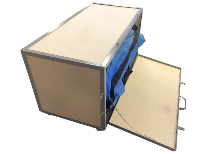 Opbevaringskasse 60x60x120 cm.
Kraftig stålramme og sider af 12 mm. birkefiner.
4 stk. hjul.
Kan låses med hængelås.