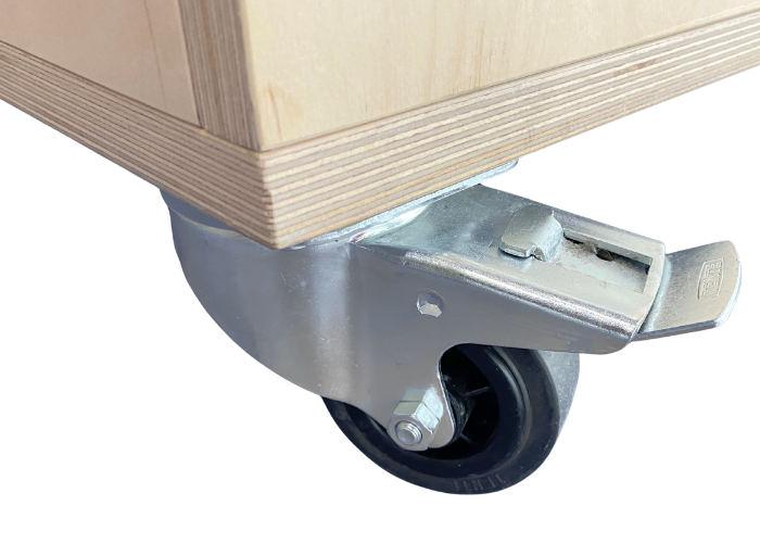 Opbevaringskasse på hjul - DGI Nordkraft model.
Monteret med 4 hjul. 2 stk. faste og og 2 stk. drejelige.
Fremstillet i birkefiner.
Låsebeslag til hængelås.