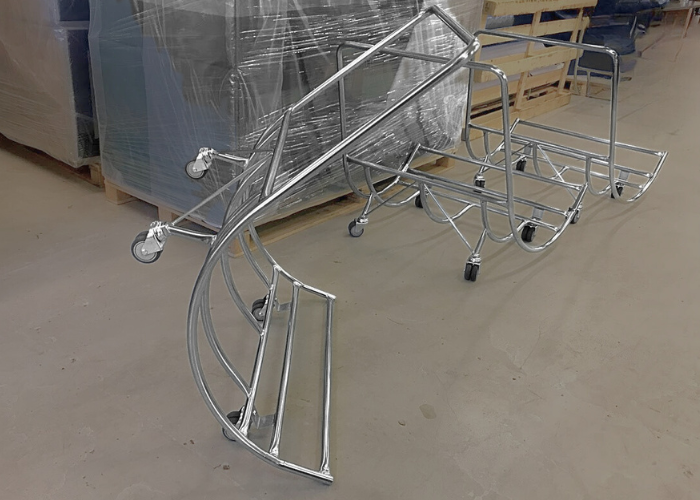 J-vogn til transport af letvægtsrullemåtter, airtracks og airkiler.
4 stk. dobbelthjul sikre en god balance på vognen og gør den let at køre med.
J vognen er en vippevogn som gør det let at rulle redskaberne op uden at skulle løfte på dem.