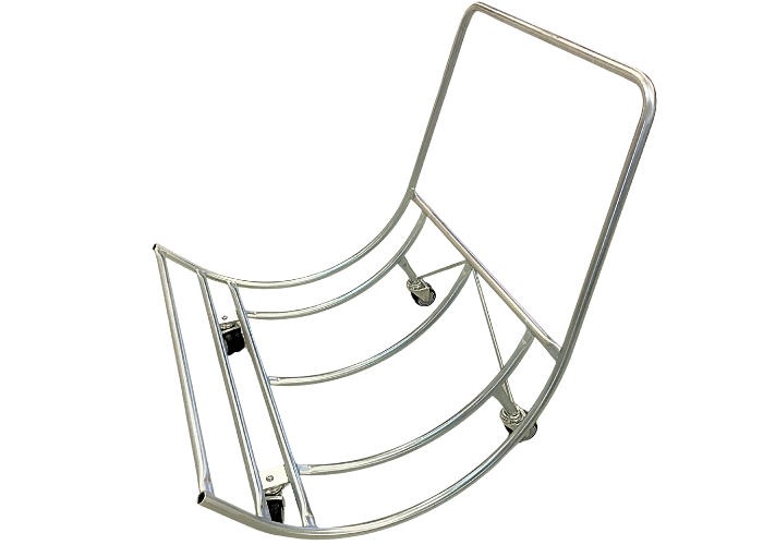 J-vogn til transport af letvægtsrullemåtter, airtracks og airkiler.
4 stk. dobbelthjul sikre en god balance på vognen og gør den let at køre med.
J vognen er en vippevogn som gør det let at rulle redskaberne op uden at skulle løfte på dem.