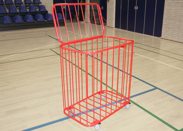 Boldvogn med 4 hjul.
Låg kan låses med hængelås.
Der er plads til ca. 40 stk. bolde Ø19 cm. eller 50 stk. bolde Ø16 cm.
Monteret med gasfjeder i låg.