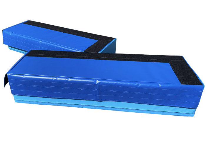 Lille sidekasse GYM til gymnastik.
Kan bruges enkeltvis eller samlet til forskellige springopstillinger.
Skumkvalitet 20 kg. pr. m3.
700 g/m2. PVC dug.
2 stk. kraftige bærehåndtag.
Monteret med velcro.
YKK lynlås.
Skridsikker bund.