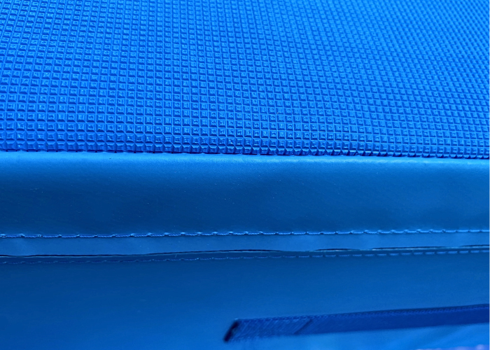 Lille sidekasse GYM til gymnastik.
Kan bruges enkeltvis eller samlet til forskellige springopstillinger.
Skumkvalitet 20 kg. pr. m3.
700 g/m2. PVC dug.
2 stk. kraftige bærehåndtag.
Monteret med velcro.
YKK lynlås.
Skridsikker bund.