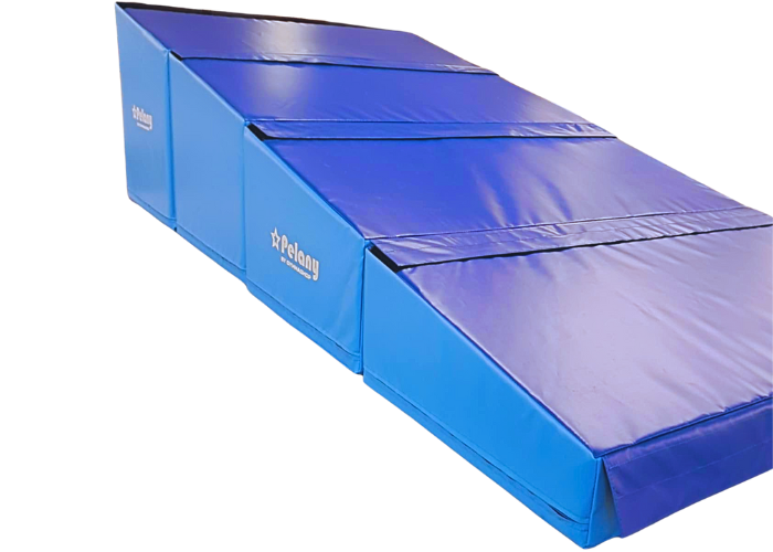 4-delt skumkile.
Består af 4 stk. skumkiler som sættes sammen med velcro.
Kan bruges enkeltvis og sammenhængende.
Foldbar.
H90/15 cm
Skumkerne 25 kg. pr. m3.
700 g/m2. PVC dug med velcro.
Kraftige bærehåndtag.
Skridsikker bund.