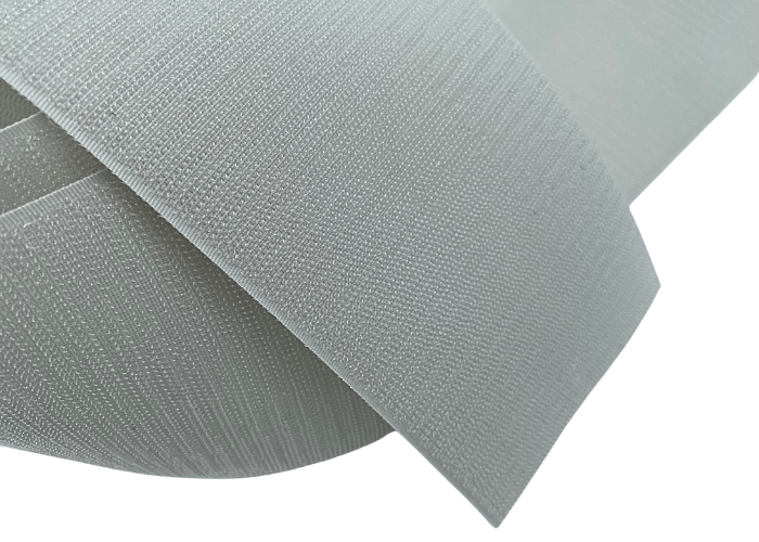 Velcro hook 10 cm mørk grå. Velcrobånd, burrebånd, hook & loop eller amerikansk lynlås, kært barn har mange navne, men vi ved alle hvad det er og kender til den smarte og praktiske brugsfunktion – det er perfekt til at holde ting sammen og holde dem