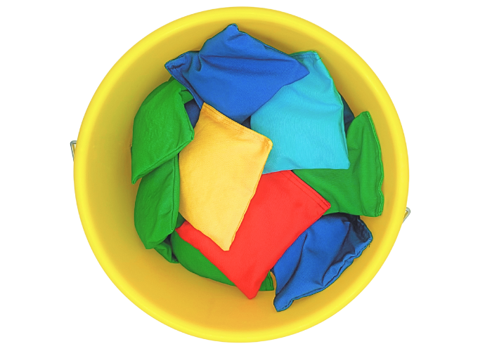 Spand med 40 Ærteposer – Farverig Motoriktræning i Praktisk Pakning.
Gør motoriktræning og leg nem og tilgængelig med denne praktiske plastikspand med låg, fyldt med 40 slidstærke ærteposer i assorterede farver. Perfekt til institutioner, skoler, gym