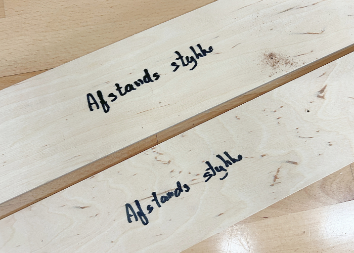 Spejl limet på 16 mm. plade med 2 stk. ophængslister pr. plade for let montering. 4 mm. spejl.
Ultra Gardian.
Poleret forkant på alle 4 sider.
Leveres med afstandslister for korrekt montage af ophængslisterne.
Montering er let, kræver 2 personer og