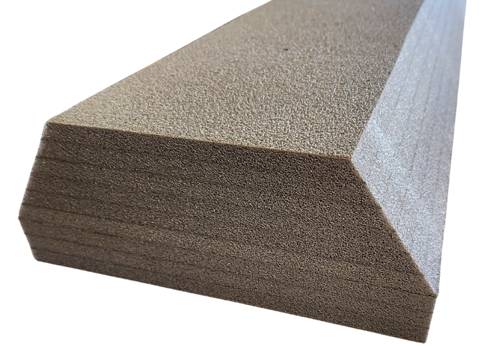 Balancebom i skum L300 og L500.
Balancebom i skum til indøvelse af momenter.
Bommen er fremstilet i hård skum og en stødplade ovenpå, hvor gymnasten udfører sin øvelser.
Gymnasten kan være helt tryg når de laver øvelser på denne bom, da den ligger