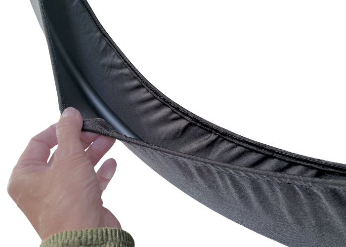 Tøndebåndsholder. Praktisk og smart opbevaringsring til tøndebånd. Let at sætte rundt om et eller flere tøndebånd, så de beskyttes ved transport eller opbevaring.
Opbevaringsringen er en god løsning i forhold til at holde
orden i skabe eller på ophæ