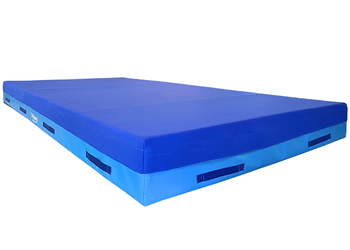 Softmåtte Basis L400
Opbygning af 2 lag skum á 15 cm.
Toplaget er en 15 cm. tyk rivefast hypersoftskum.
Bunden er en 17 kg/m3. skumkerne.
700 g/m2. PVC dug.
10 stk. kraftige bærehåndtag.
Top af strækstof.
Skridsikker bund.