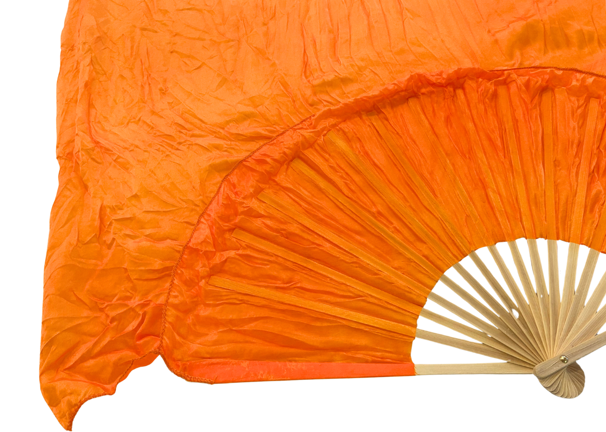 MALA viftevimpel. Viftevimpler er et af de nyeste håndredskaber på markedet. Viftevimplerne findes i flere forskellige flotte farvekombinationer.
Viftevimplen er fremstillet af 170 x 80 cm let og smidigt silkestof, monteret på en 55 cm bred vifte lav