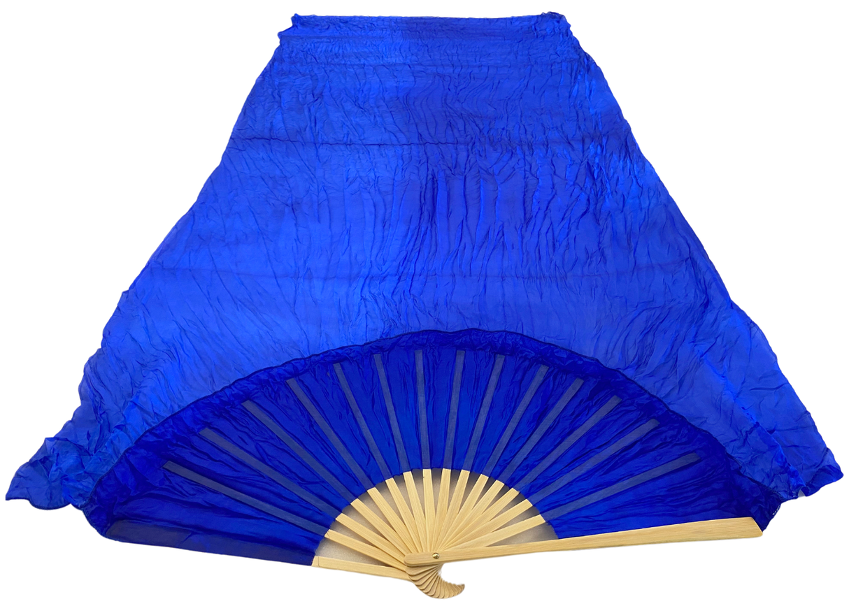 MALA viftevimpel. Viftevimpler er et af de nyeste håndredskaber på markedet. Viftevimplerne findes i flere forskellige flotte farvekombinationer.
Viftevimplen er fremstillet af 170 x 80 cm let og smidigt silkestof, monteret på en 55 cm bred vifte lav