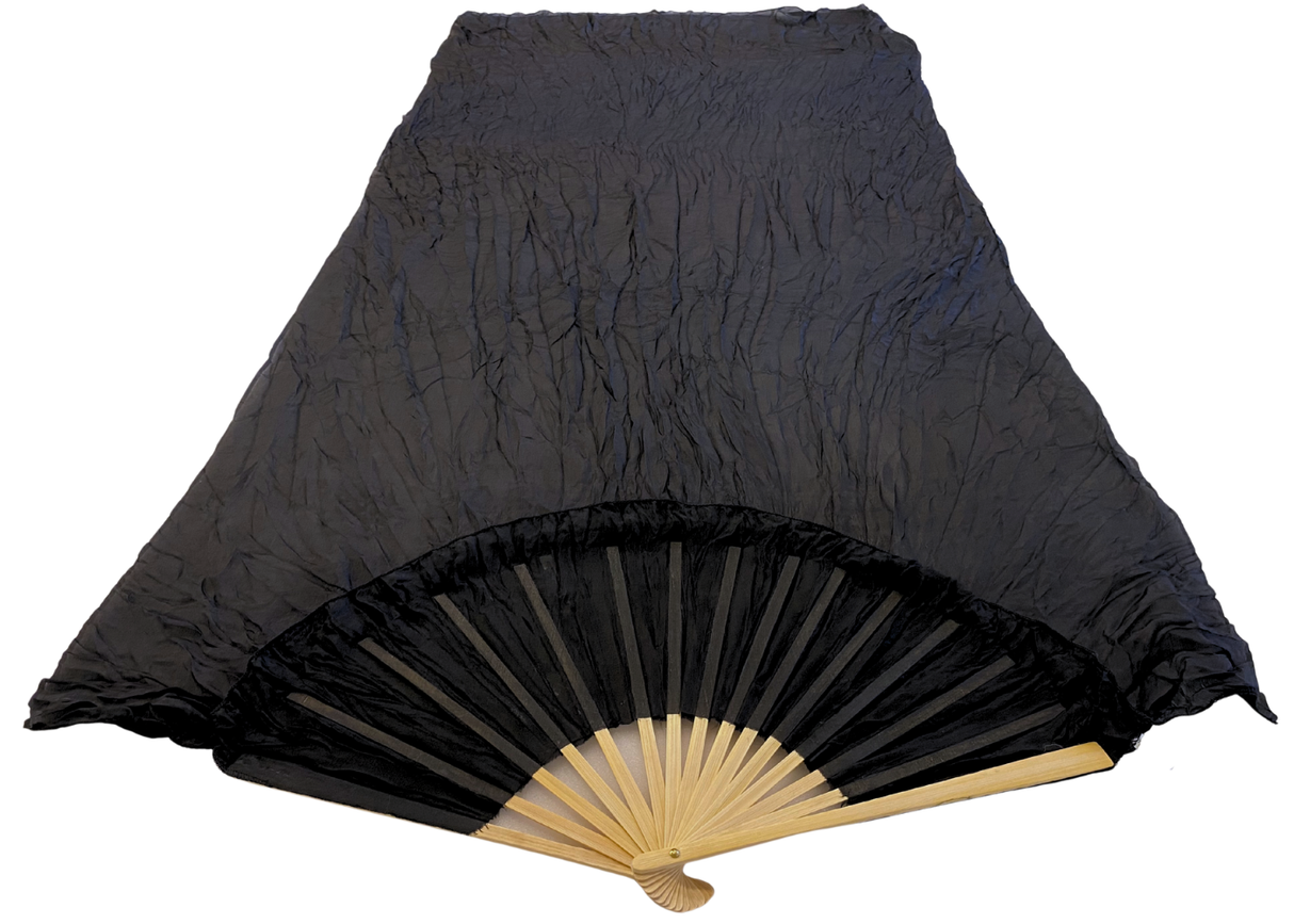 MALA viftevimpel. Viftevimpler er et af de nyeste håndredskaber på markedet. Viftevimplerne findes i flere forskellige flotte farvekombinationer.
Viftevimplen er fremstillet af 170 x 80 cm let og smidigt silkestof, monteret på en 55 cm bred vifte lav