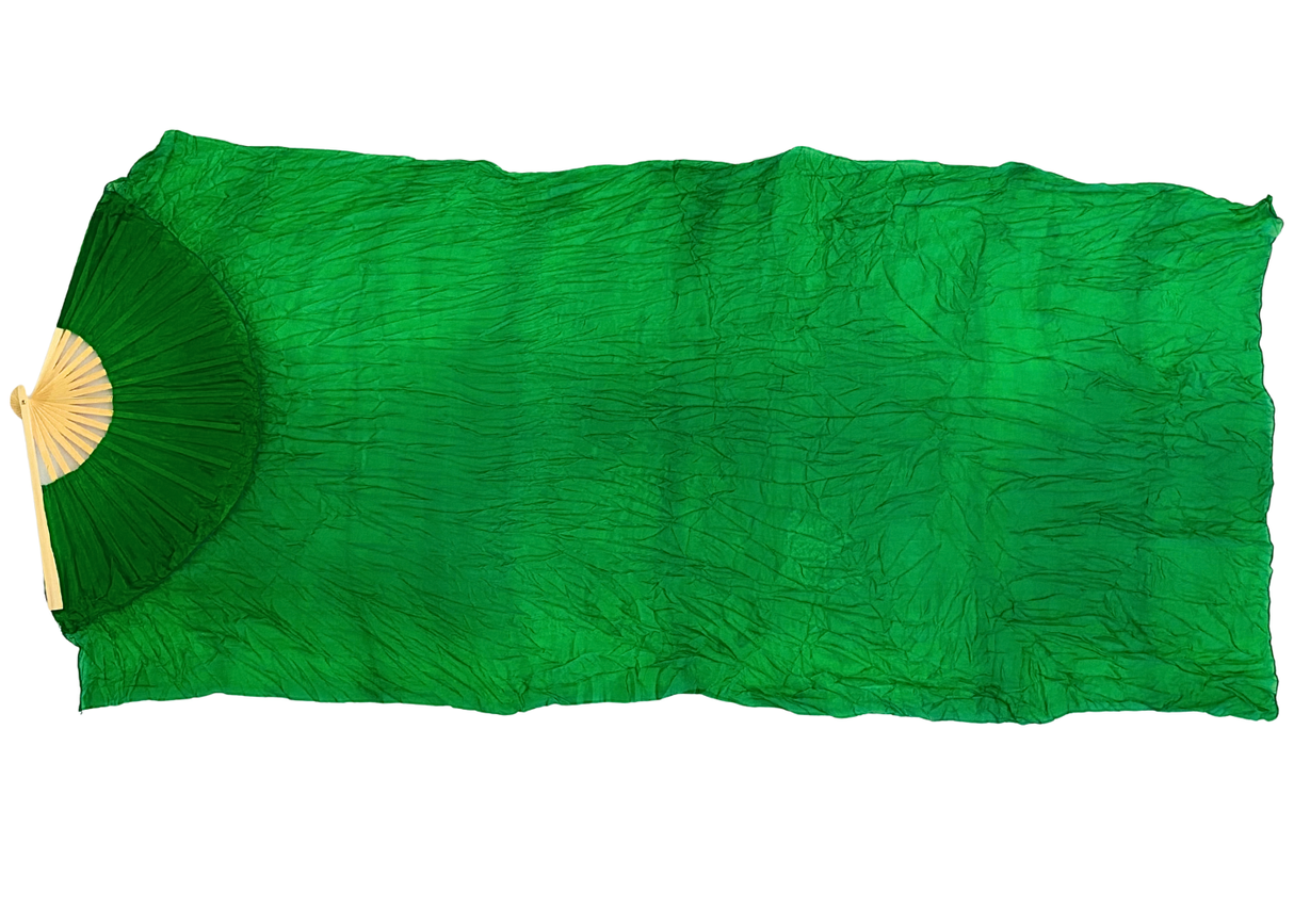 MALA viftevimpel. Viftevimpler er et af de nyeste håndredskaber på markedet. Viftevimplerne findes i flere forskellige flotte farvekombinationer.
Viftevimplen er fremstillet af 170 x 80 cm let og smidigt silkestof, monteret på en 55 cm bred vifte lav