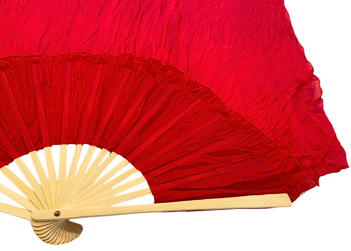 MALA viftevimpel. Viftevimpler er et af de nyeste håndredskaber på markedet. Viftevimplerne findes i flere forskellige flotte farvekombinationer.
Viftevimplen er fremstillet af 170 x 80 cm let og smidigt silkestof, monteret på en 55 cm bred vifte lav