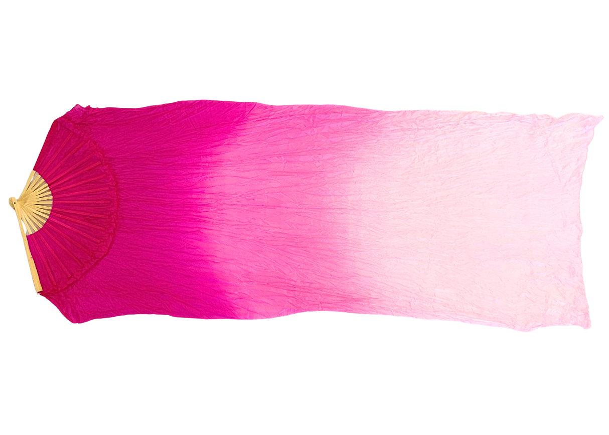 MALA viftevimpel. Viftevimpler er et af de nyeste håndredskaber på markedet. Viftevimplerne findes i flere forskellige flotte farvekombinationer.
Viftevimplen er fremstillet af 170 x 80 cm let og smidigt silkestof, monteret på en 55 cm bred vifte lav