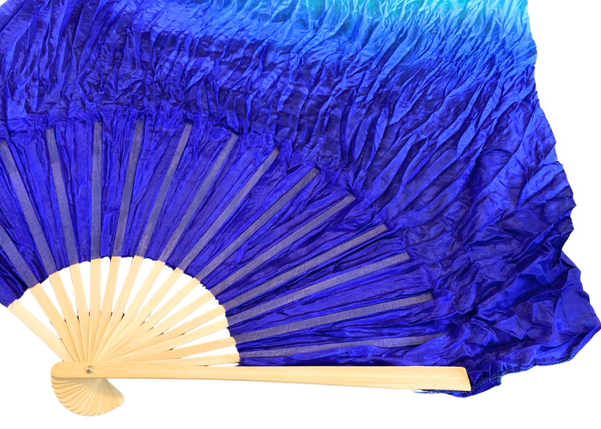 Viftevimpler er et af de nyeste håndredskaber på markedet. Viftevimplerne findes i flere forskellige flotte farvekombinationer.
Viftevimplen er fremstillet af 170 x 80 cm let og smidigt silkestof, monteret på en 55 cm bred vifte lavet af bambustræ.
E