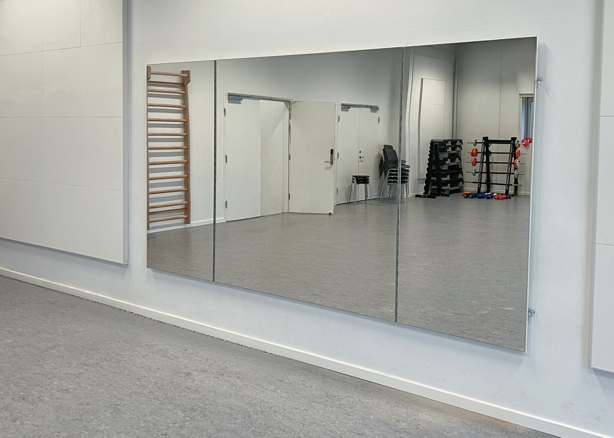 Væghængt spejlskab med sidespejle L300 cm