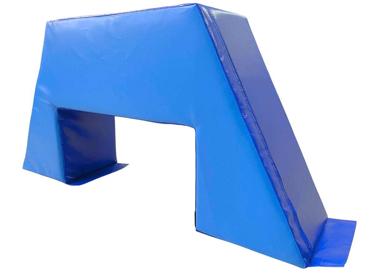 ½ møtrik med velcro 120 x 30 x 60 cm.
Rigtig gode og sjove til brug i børnehaven, gymnastik eller hjemme.
Lad børnene udfordre sig selv og på den måde lege øvelser og motorik ind. Kun fantasien sætter grænser :-)
L120xB30xH60 cm.
Udført i 700 g/m2