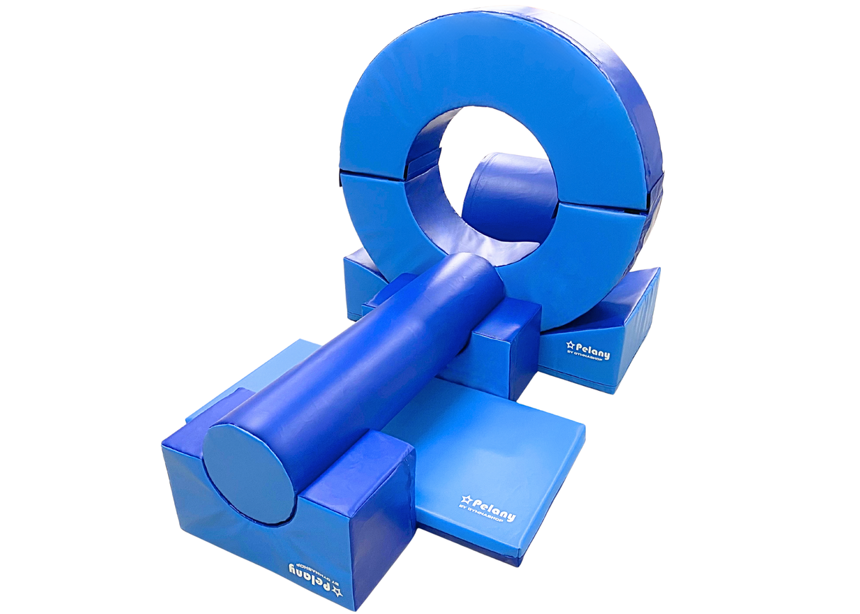 Modulsystem 3 består av:
2 kiler
1 cirkel, 2-delt
1 stor cylinder
1 mindre cylinder
2 klodser med plads til den lille cylinder
1 matte
Her får du ni fantastiske skumredskaber, som kan bruges til forhindringsbane, øvelse af balance, motorik øvelser e