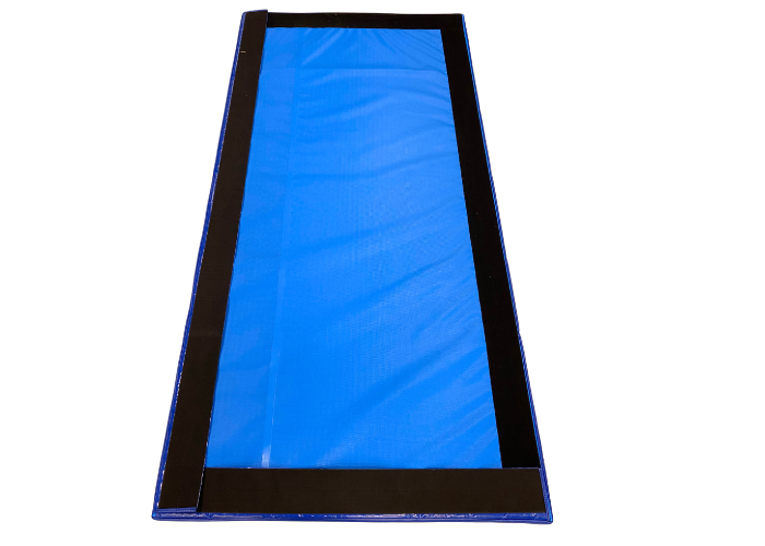 Universalmåtte med velcro 7 x 100 x 200 cm
Kan sættes sammen både i bredde- og længderetning.
7 cm. skumgummi.
700 g/m2. PVC dug.
Monteret med 10 cm bredt velcro.
YKK lynlås.
Skridsikker bund.