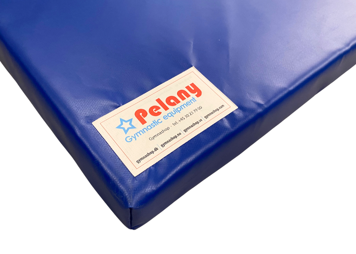 Universalmåtte med velcro 7 x 100 x 200 cm
Kan sættes sammen både i bredde- og længderetning.
7 cm. skumgummi.
700 g/m2. PVC dug.
Monteret med 10 cm bredt velcro.
YKK lynlås.
Skridsikker bund.