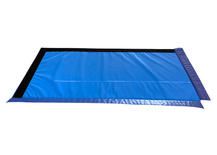 Universalmåtte med velcro 7 x 100 x 200 cm
Kan sættes sammen både i bredde- og længderetning.
7 cm. skumgummi.
700 g/m2. PVC dug.
Monteret med 10 cm bredt velcro.
YKK lynlås.
Skridsikker bund.