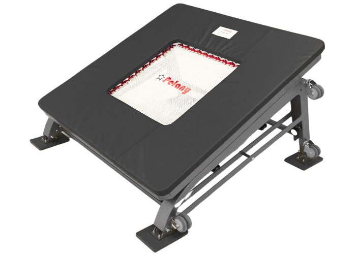 FALCON® minitrampolin fra Pelany fås i 3 forskellige modeller - til børn, junior og senior, med 32, 36 eller 40 fjedre.
Skridsikre fødder.
Pelany 2-string dug.
Stærke fjedre, med uovertruffen springkraft.
Fleksibel tilpasning af springvinkel, 4 højde