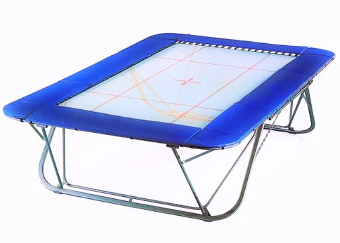 GMEX International Competition stortrampolin.
4x4 mm dug.
Dug størrelse L428xB214 cm
Hæve/sænkestel.
118 fjedre.
Galvaniseret stålramme.
Kantpude med fjedrebøjler.
Sammenpakket størrelse i lav position: L304xH196xB25 cm.
Stortrampolinen kan leveres