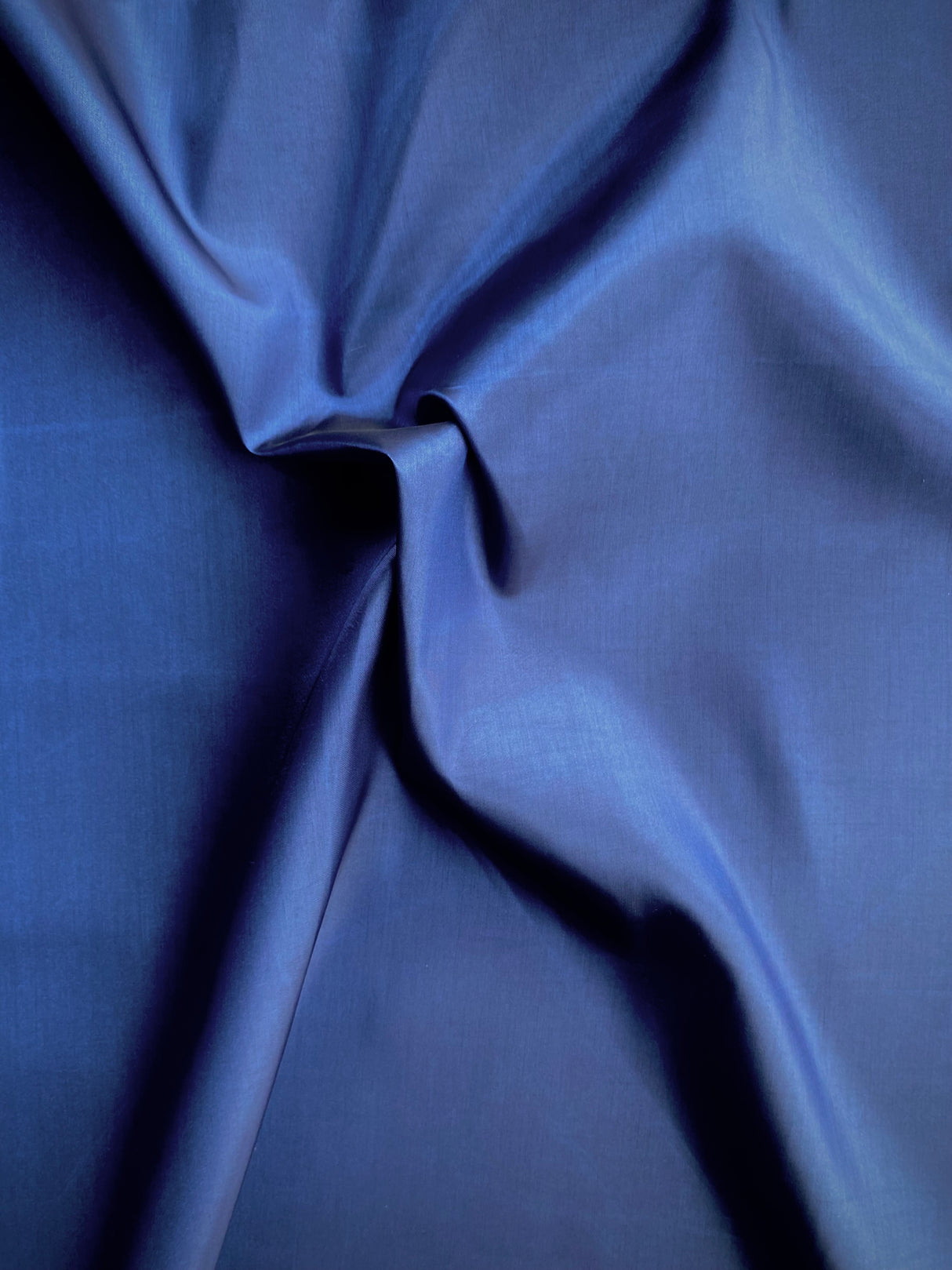 Navy Blå.
Rytmeflag til rytmisk gymnastik, herunder både holdgymnastik og individuel gymnastik, dans, børnerytmik, motorik, bevægelseslege, træning og opvisning. Gymnastik håndredskab med flot visuel effekt. Rytmeflaget laver smukke, bølgende bevæge