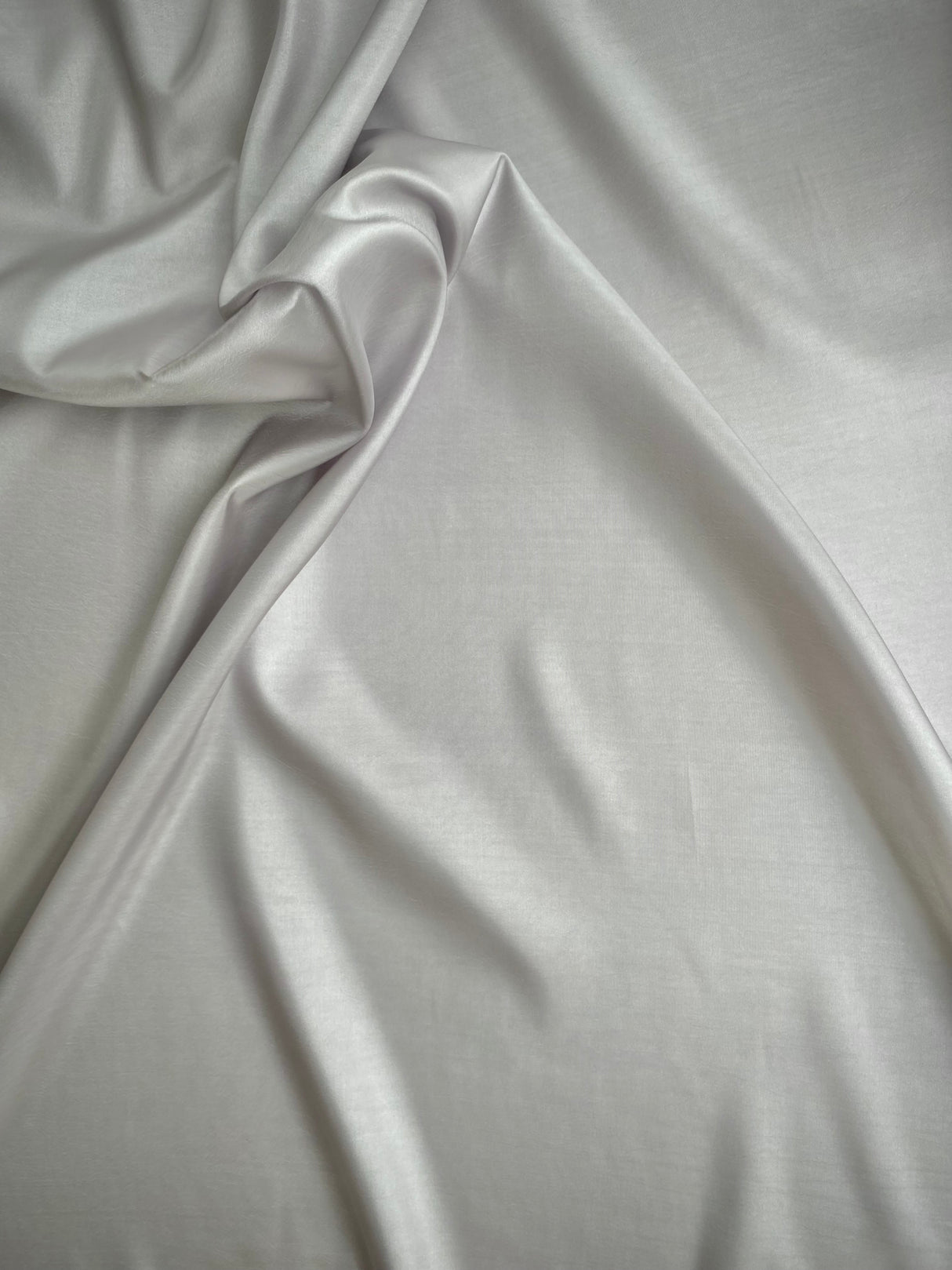 Grå.
Rytmeflag til rytmisk gymnastik, herunder både holdgymnastik og individuel gymnastik, dans, børnerytmik, motorik, bevægelseslege, træning og opvisning. Gymnastik håndredskab med flot visuel effekt. Rytmeflaget laver smukke, bølgende bevægelser