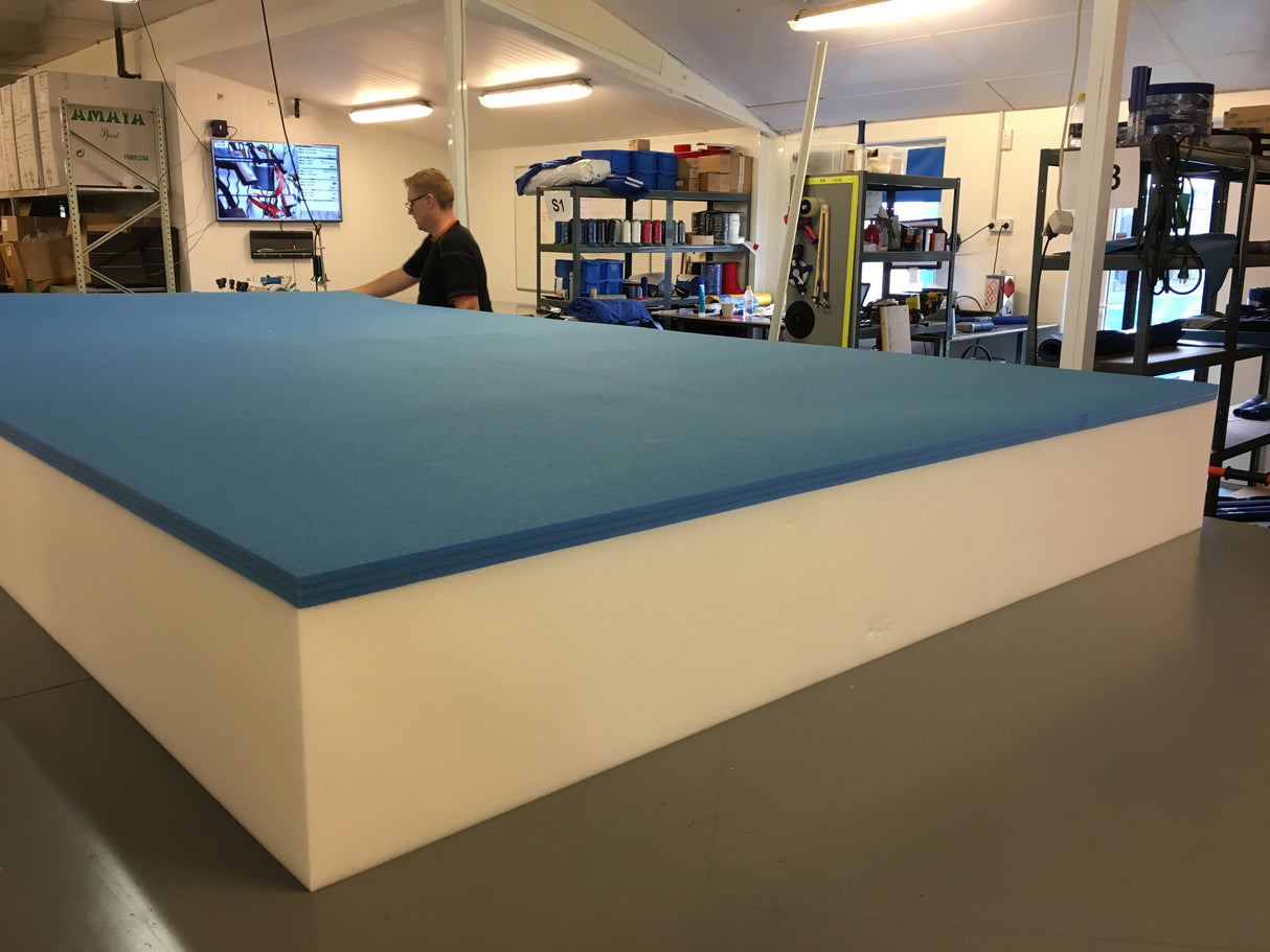 Støddæmperplade til nedspringsmåtte gør landingsmåtten mere sikker for seniorgymnaster.