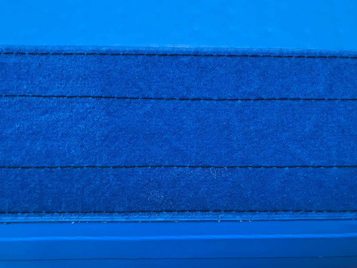 Slidstærk velcro som er syet pr. 5 cm. i længderetning.