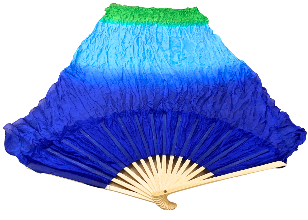 MALA viftevimpel. Viftevimpler er et af de nyeste håndredskaber på markedet. Viftevimplerne findes i flere forskellige flotte farvekombinationer.
Viftevimplen er fremstillet af 170 x 80 cm let og smidigt silkestof, monteret på en 55 cm bred vifte lav