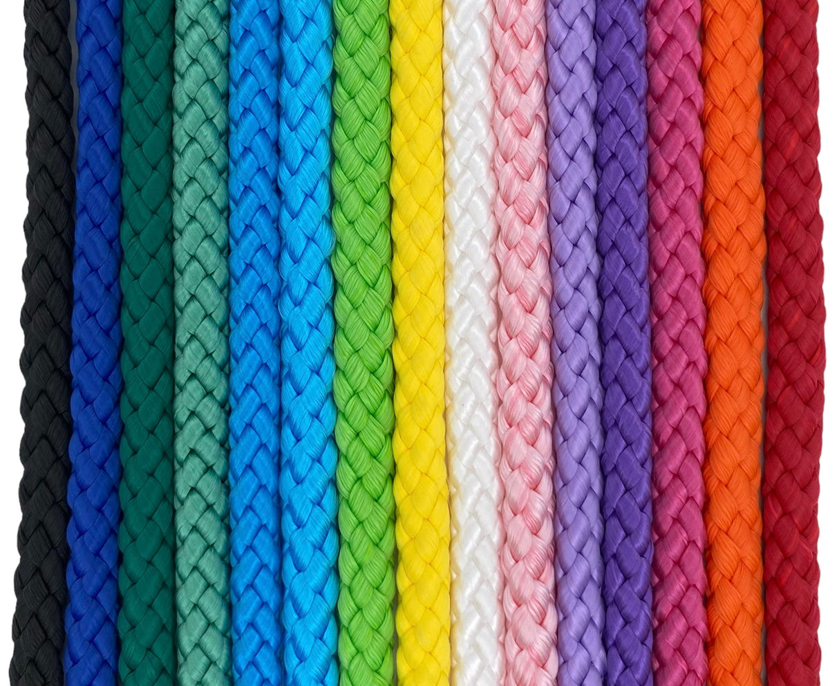 Amaya sjippetove 3m til rytmisk gymnastik. Sjippetovet fås i farverne sort, blå, grøn. petrolgrøn, turkis, lys blå, lys grøn, gul, hvid, pink lys, lilla lys, lilla mørk, pink mørk, orange og rød.
Super godt kvalitetsprodukt fra Amaya. Sjippetov til